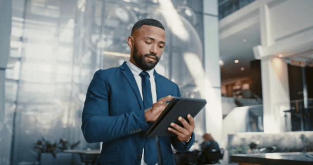 Salarié utilisant discrètement un outil d'intelligence artificielle sur son écran dans un bureau