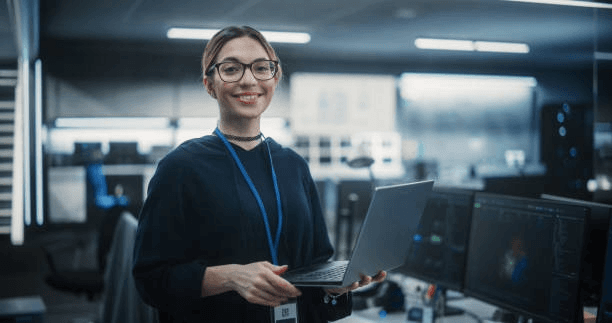 Professionnelle de la cybersécurité dans un centre opérationnel de sécurité