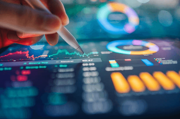 Professionnels de la data analysant des tableaux de bord en entreprise