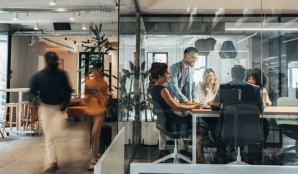Employé de bureau utilisant un assistant d'intelligence artificielle sur son écran