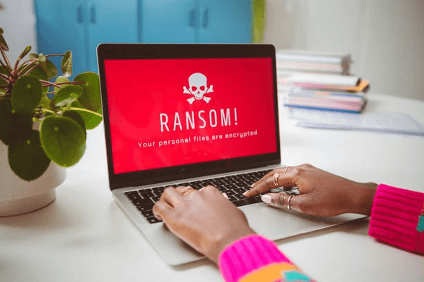 Écran d'ordinateur affichant une alerte de sécurité dans un centre opérationnel de cybersécurité