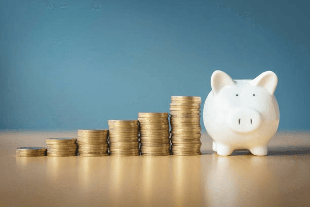 Graphique de progression salariale et pièces de monnaie symbolisant les rémunérations en cybersécurité