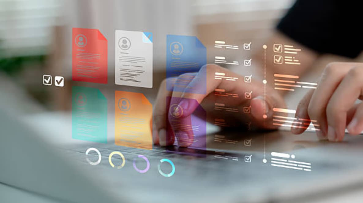 Professionnelle travaillant avec des outils d'intelligence artificielle