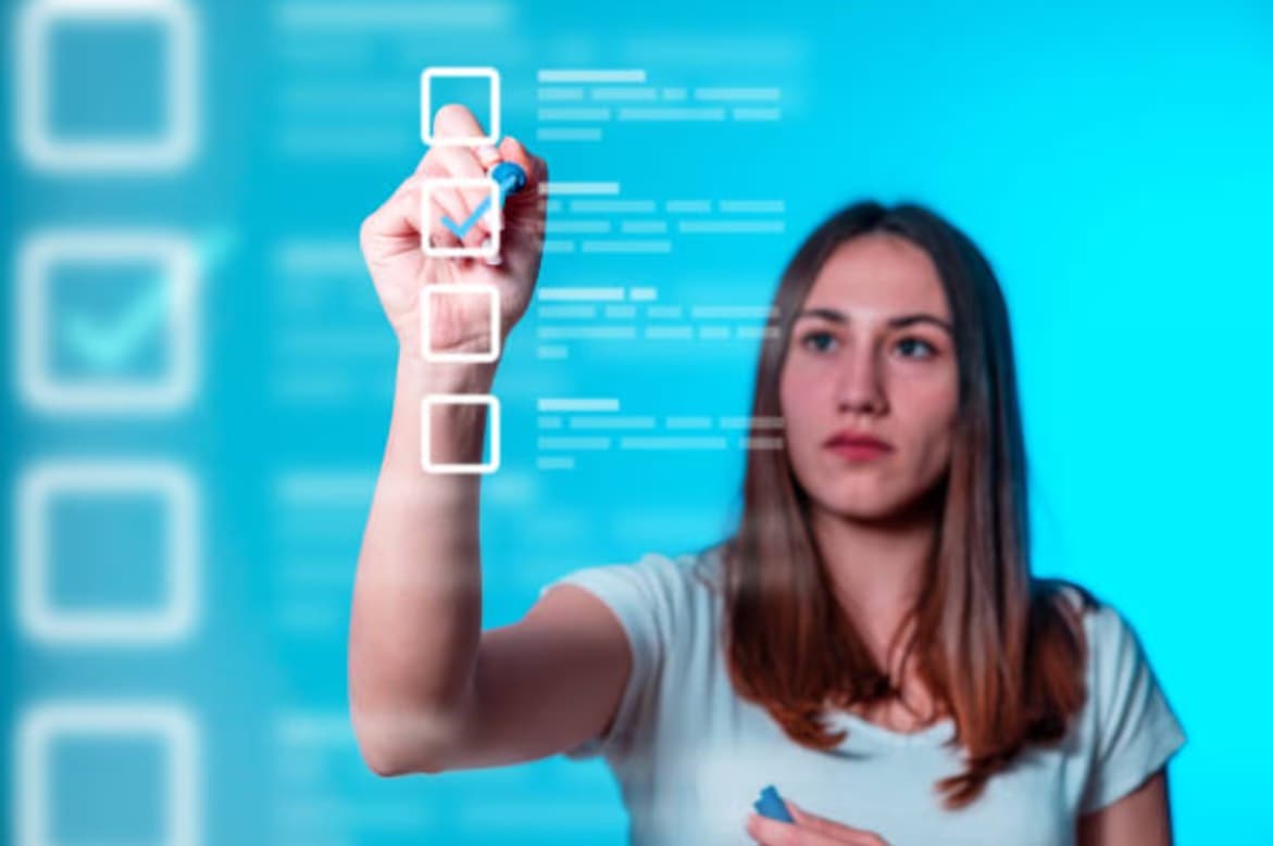 Personne cochant des cases sur une interface transparente