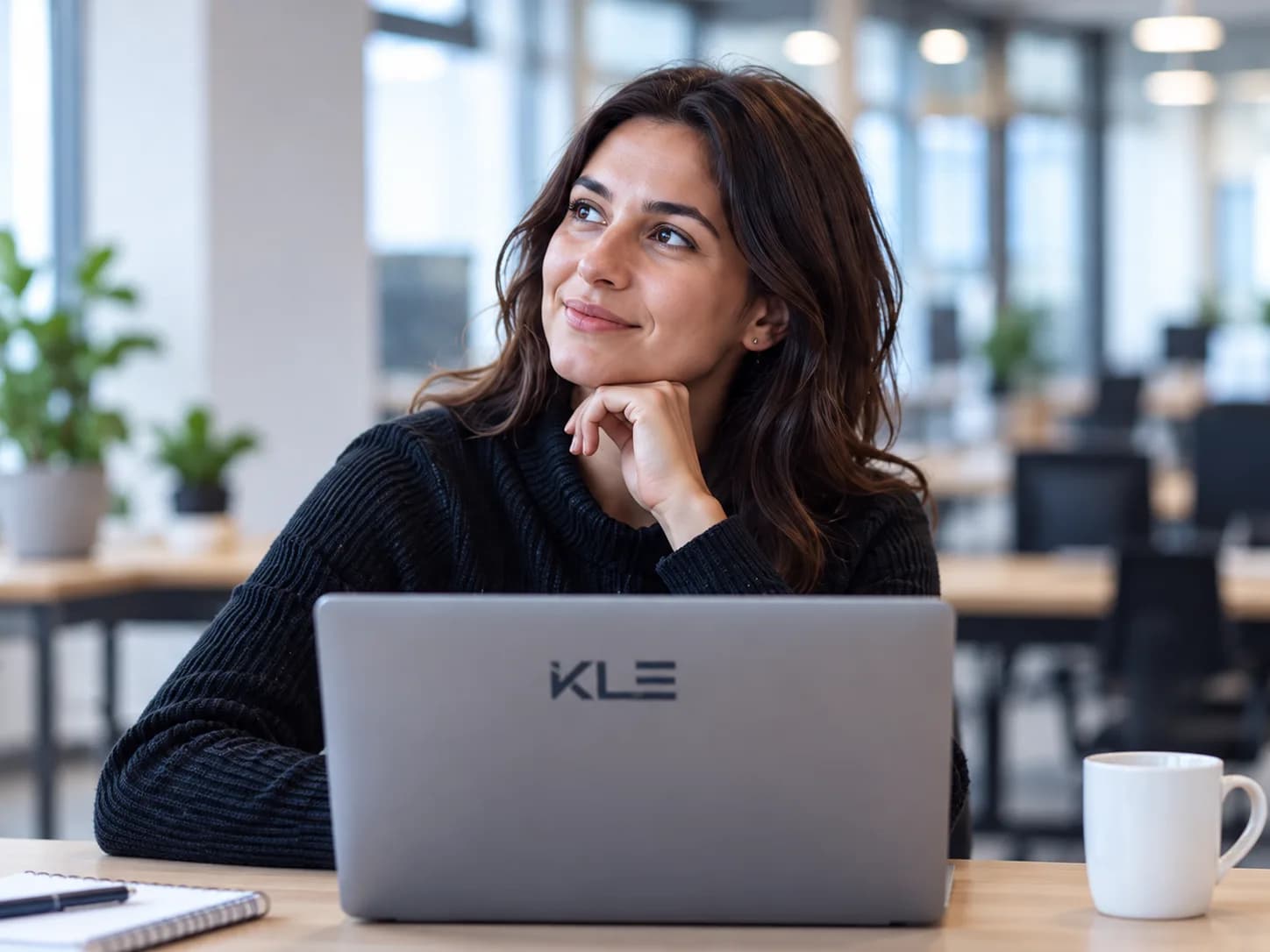 Une personne en reconversion réfléchit à son projet de formation devant son ordinateur.