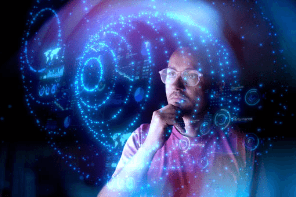Ingénieur devant une interface de données en hologramme