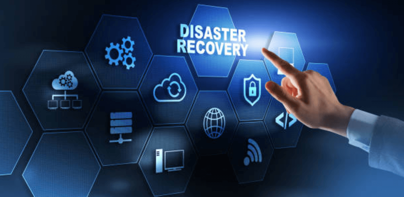 Main touchant une interface hexagonale affichant « Disaster recovery »