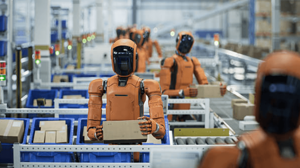 Robots humanoïdes manipulant des colis sur une chaîne de production