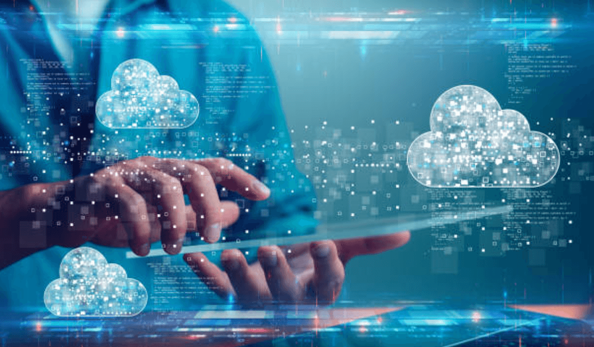 Mains sur une tablette entourée d'icônes de nuages et de flux de données