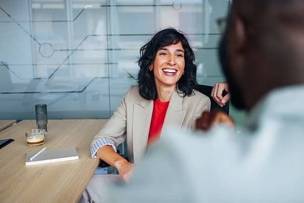 Conseillère souriante en entretien avec un candidat