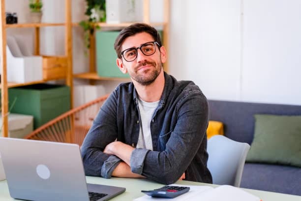 Personne en reconversion professionnelle travaillant à son bureau