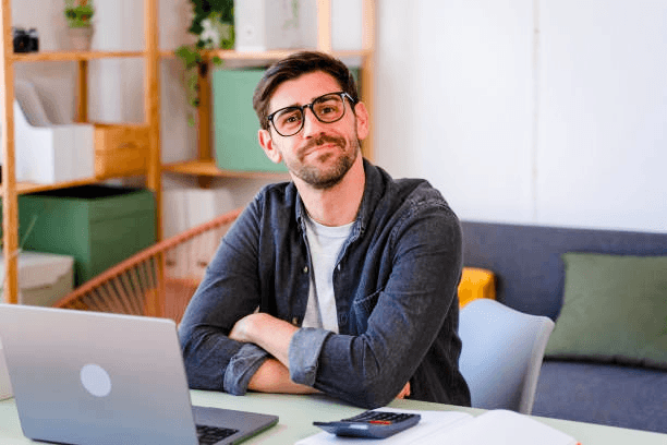 Personne en reconversion professionnelle travaillant à son bureau